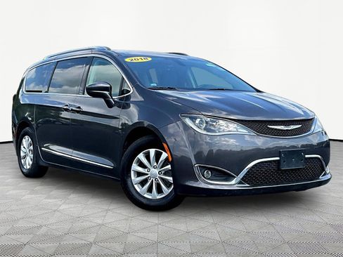 Used 2018 Chrysler Pacifica Touring-L Plus FWD image 3