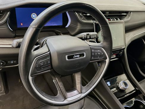 Used 2022 Jeep Grand Cherokee L Limited image 18