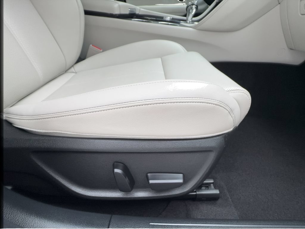 Used 2025 Genesis G70 2.5T RWD image 31
