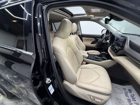 Used 2021 Toyota Highlander XLE AWD/4WD image 19