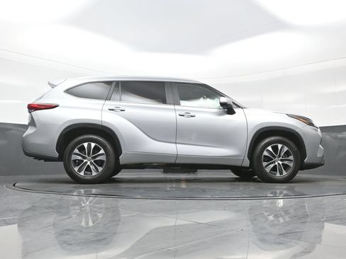 Used 2023 Toyota Highlander XLE FWD image 35