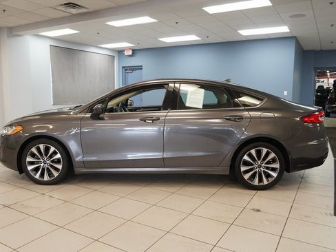 Used 2020 Ford Fusion SE image 2