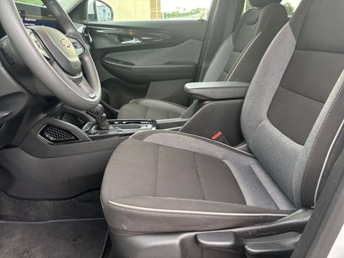 Used 2025 Chevrolet TrailBlazer LT FWD image 25