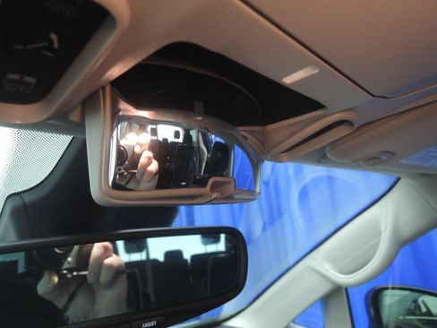 Used 2024 Chrysler Pacifica Limited FWD image 24