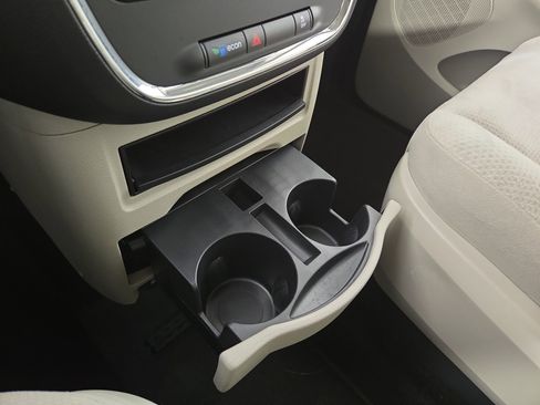 Used 2016 Dodge Grand Caravan SXT w/ UConnect Hands-Free Group image 25