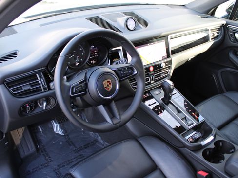 Certified 2025 Porsche Macan image 4