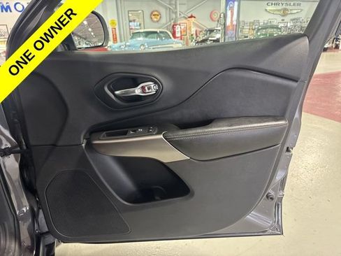 Used 2019 Jeep Cherokee Limited w/ Technology Group AWD/4WD image 28