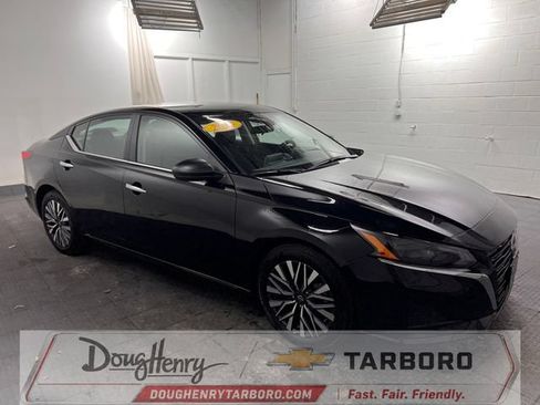 Used 2025 Nissan Altima 2.5 SV FWD image 3