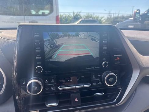 Used 2021 Toyota Highlander XLE AWD/4WD image 21