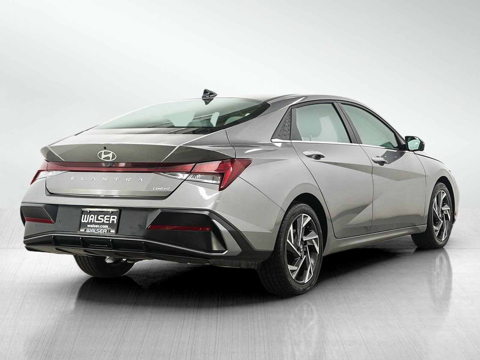 Used 2024 Hyundai Elantra Limited FWD image 5