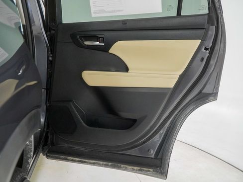 Used 2024 Toyota Highlander XLE AWD/4WD image 38