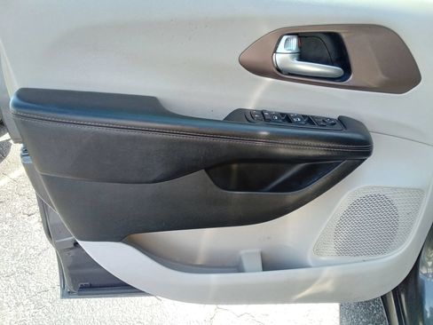 Used 2018 Chrysler Pacifica Touring-L FWD image 9