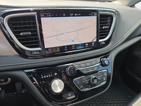 Certified 2025 Chrysler Pacifica Select w/ Uconnect Theater Family Group FWD image 18