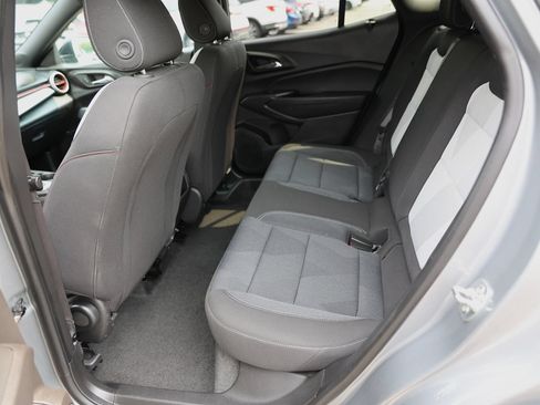Used 2025 Chevrolet Trax RS FWD image 21