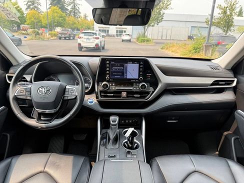 Used 2020 Toyota Highlander XLE AWD/4WD image 23