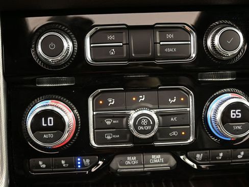 Used 2021 GMC Yukon Denali w/ Denali Ultimate Package AWD/4WD image 32