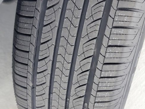 Used 2019 Jeep Cherokee Latitude Plus w/ Comfort/Convenience Group image 34