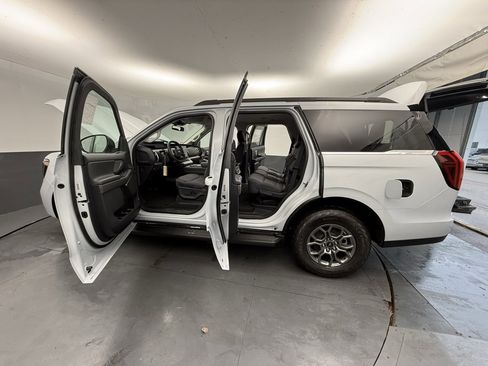 New 2025 Ford Expedition Active image 18