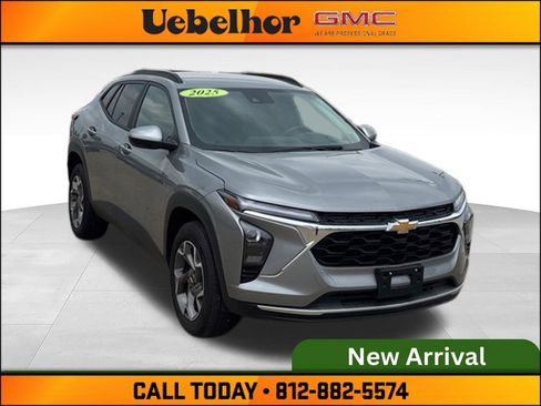 Used 2025 Chevrolet Trax LT w/ LT Convenience Package FWD image 3