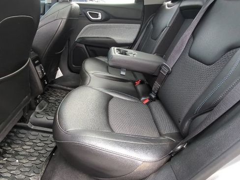 Used 2022 Jeep Compass Latitude w/ Sun and Sound Group AWD/4WD image 18