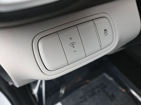 Certified 2025 Hyundai Venue SEL image 13