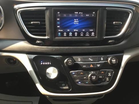 Used 2018 Chrysler Pacifica Touring Plus w/ Tire & Wheel Group FWD image 17