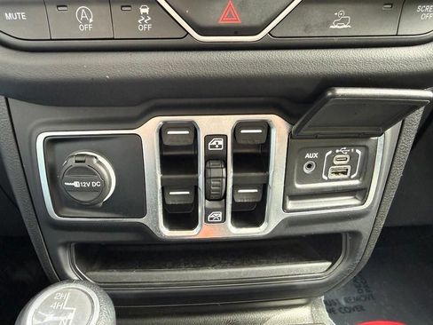 Used 2025 Jeep Wrangler Unlimited Sahara AWD/4WD image 26