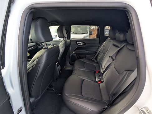 New 2026 Jeep Compass Latitude image 9