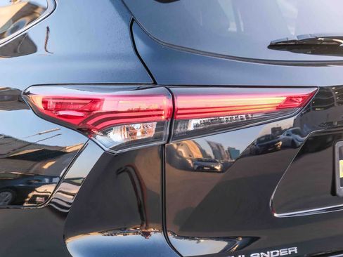 Used 2023 Toyota Highlander Limited FWD image 7
