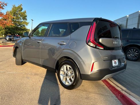 Used 2025 Kia Soul LX w/ LX Technology Package FWD image 8