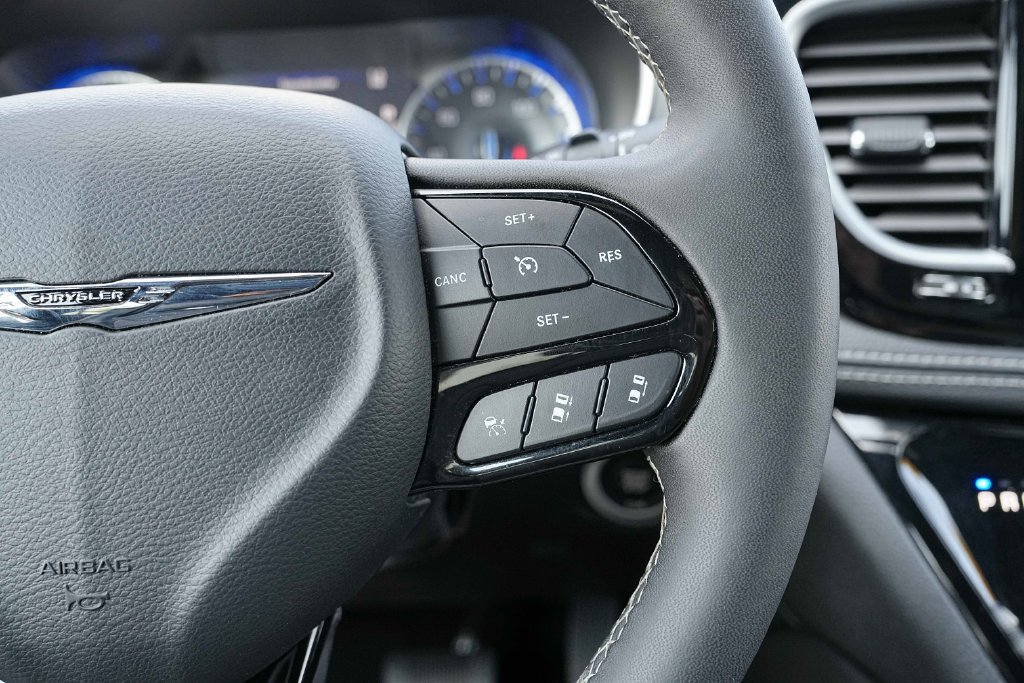 Used 2025 Chrysler Pacifica Limited FWD image 35