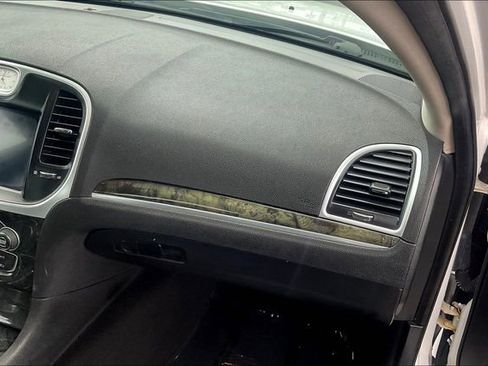 Used 2019 Chrysler 300 Limited image 16