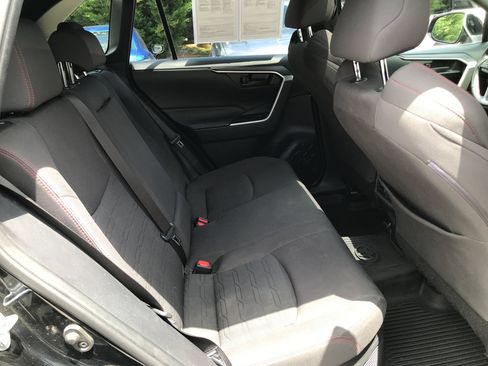 Used 2021 Toyota RAV4 SE w/ Weather & Moonroof Package AWD/4WD image 31