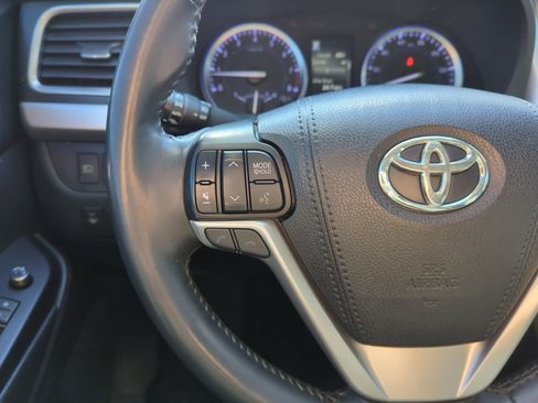 Used 2019 Toyota Highlander FWD V6 image 25