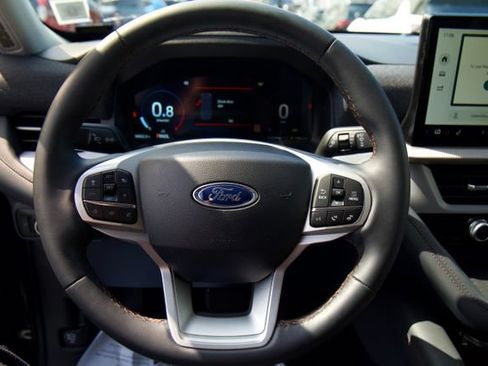 Used 2025 Ford Explorer Active AWD/4WD image 17