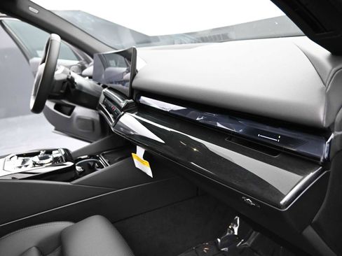 Used 2026 BMW i5 eDrive40 w/ Executive Package RWD image 16