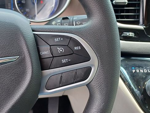 Used 2017 Chrysler Pacifica Touring FWD image 14
