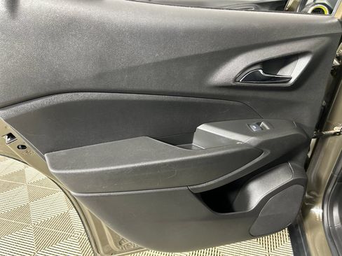 Used 2024 Chevrolet Trax LT w/ Sunroof Package FWD image 16
