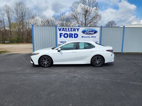Used 2021 Toyota Camry SE FWD image 2