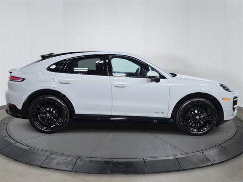 Used 2025 Porsche Cayenne GTS image 8