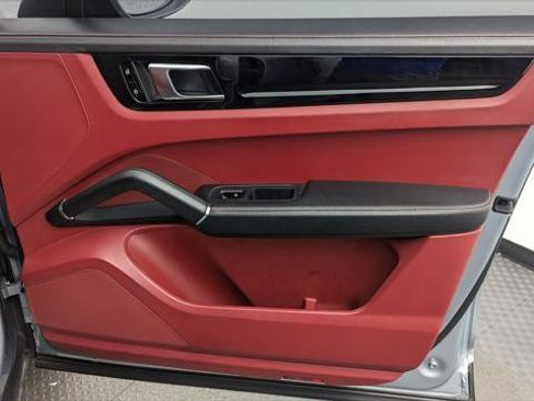 Used 2021 Porsche Cayenne image 23