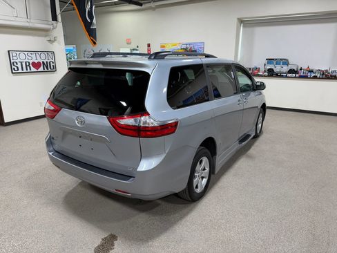 Used 2015 Toyota Sienna LE image 9