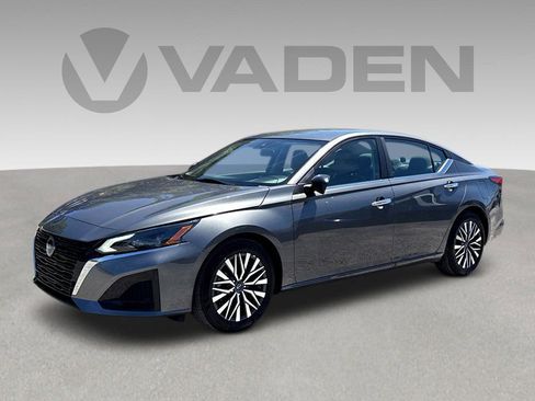 Used 2025 Nissan Altima 2.5 SV FWD image 3