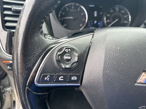 Used 2020 Mitsubishi Outlander AWD image 11