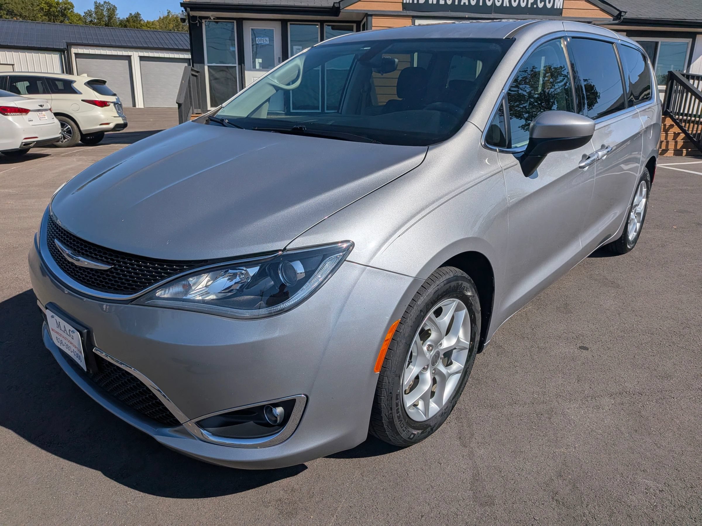 Used 2017 Chrysler Pacifica Touring Plus w/ Tire & Wheel Group FWD image 2