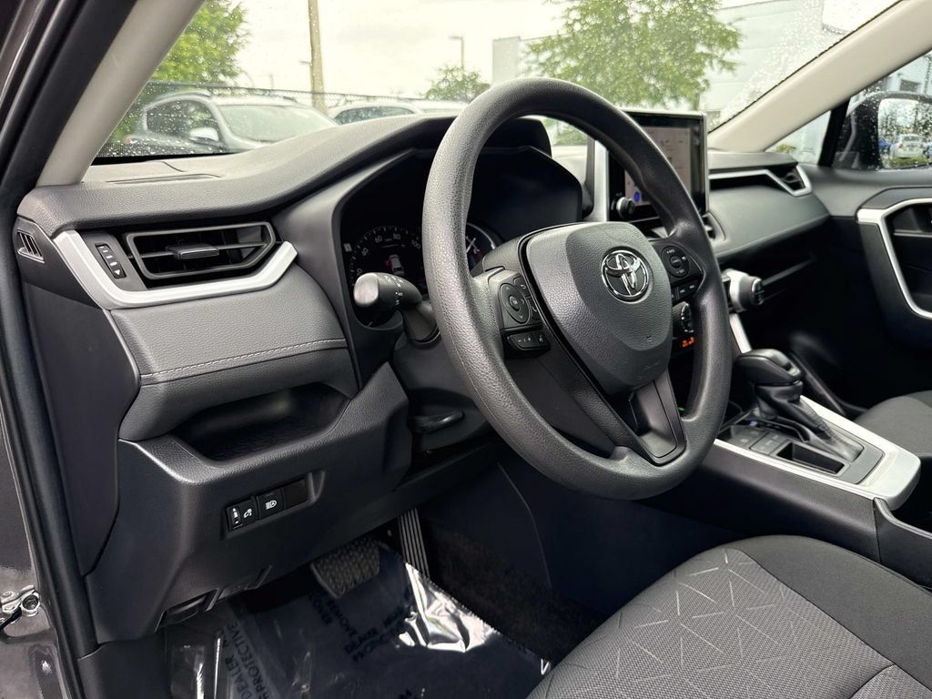 Used 2024 Toyota RAV4 XLE FWD image 22