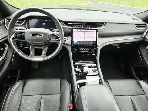 Used 2023 Jeep Grand Cherokee Overland w/ Luxury Tech Group IV AWD/4WD image 10