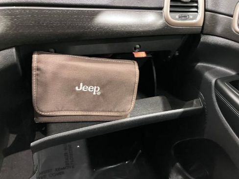 Used 2017 Jeep Grand Cherokee Laredo image 42