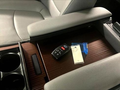 Used 2024 Toyota Sienna XLE image 32