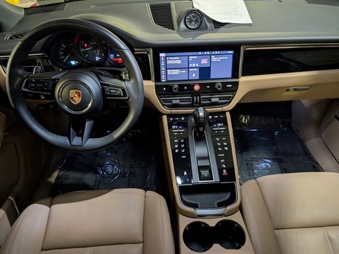 Certified 2025 Porsche Macan image 7